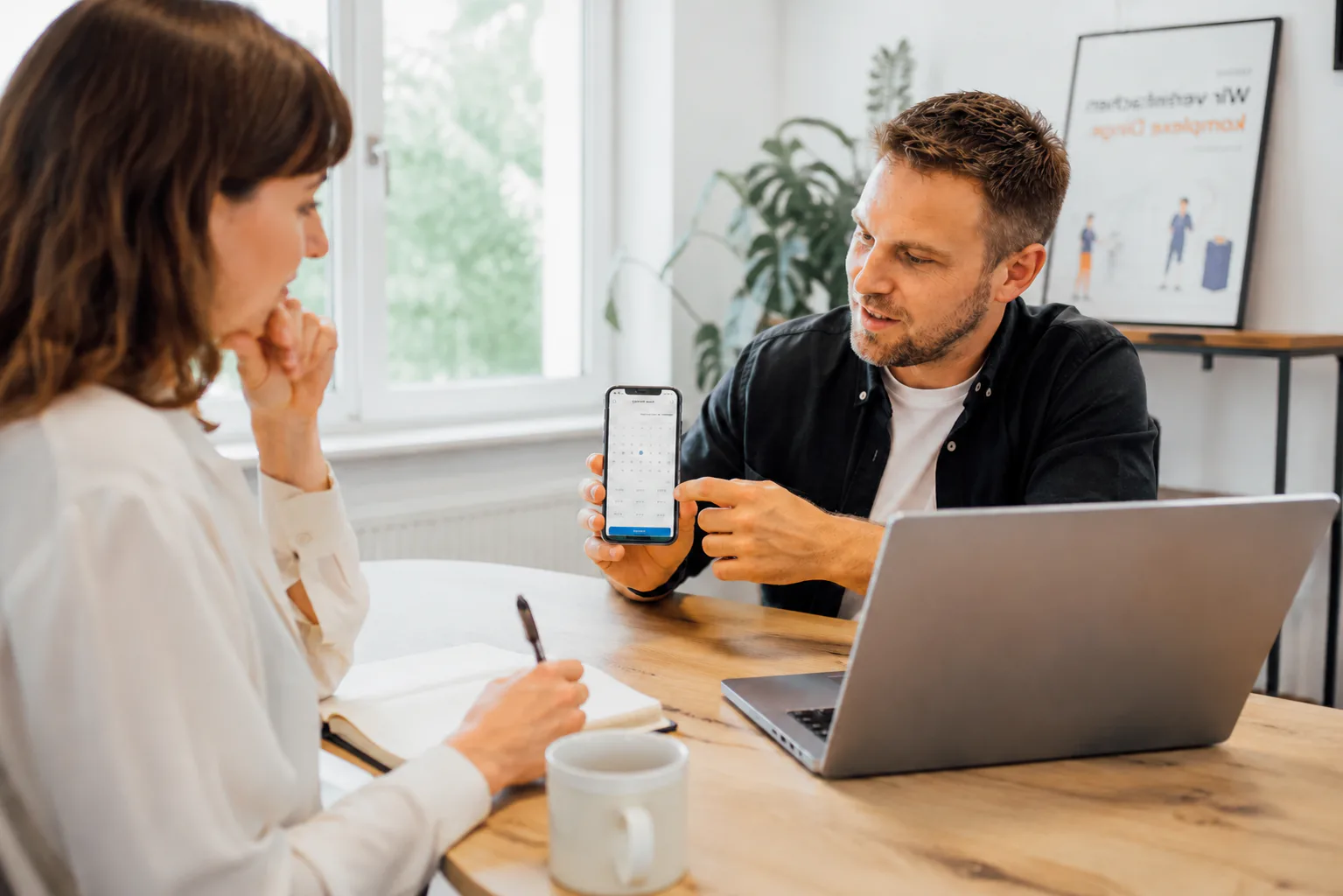 Team bei der Arbeit an einer Software-Dokumentation